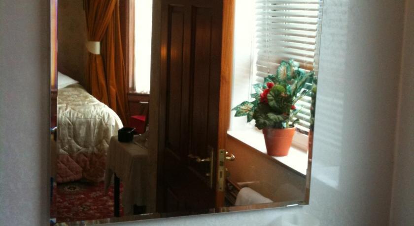 Almond House B&B Edinburgh Room photo